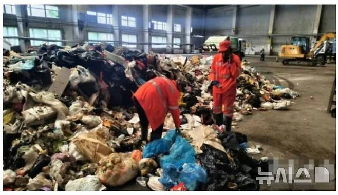 [서울=뉴시스]쓰레기더미 뒤지는 청소 노동자들.(사진=사우스차이나모닝포스트)