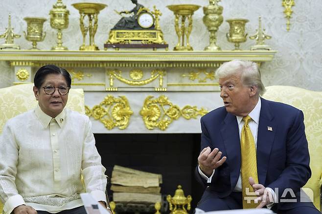 [워싱턴=AP/뉴시스] 도널드 트럼프 미국 대통령(오른쪽)과 페르디난드 마르코스 주니어 필리핀 대통령이 22일(현지 시간) 미국 워싱턴 백악관에서 회담하고 있다. 트럼프 대통령은 필리핀과 곧 무역 합의를 발표할 것이라고 말했다. 2025.07.23.