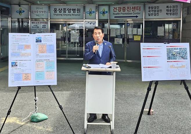 [양산=뉴시스] 나동연 시장이 응급의료체계 구축 현장 ㅂ리핑을 하고 있다. (사진=양산시 제공) 2025.07.22. photo@newsis.com *재판매 및 DB 금지