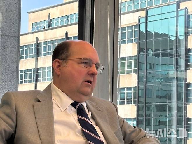 [워싱턴=뉴시스]이윤희 특파원 = 스티븐 본 전 미국무역대표부(USTR) 대표대행은 22일(현지 시간) 미국 워싱턴DC 에서 진행한 특파원단 대담에서 질문에 답변하고 있다. 2025.07.23.