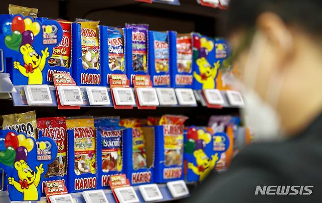 [서울=뉴시스] 정병혁 기자 =  사진은 22일 서울시내 대형마트를 찾은 시민들이 스낵과 젤리 제품을 살펴보고 있는 모습. .2021.12.22. jhope@newsis.com
