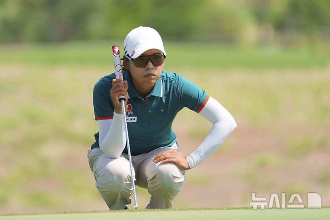 [프리스코=AP/뉴시스] 이미향이 20일(현지 시간) 미 텍사스주 프리스코 필즈랜치 이스트 코스에서 열린 미국여자프로골프(LPGA) 투어 KPMG 위민스 PGA 챔피언십 2라운드 1번 홀에서 퍼트 준비를 하고 있다. 이미향은 중간 합계 1오버파 145타 공동 11위에 이름을 올렸다. 2025.06.21.