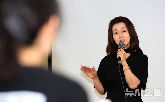 [제주=뉴시스] 우장호 기자 = 배우 문희경씨가 22일 오후 제주시 제주청년센터 5층 라운지에서 열린 '2025 청년 체인지메이커 아카데미'에서 '실패에서 배우는 성장-좌절을 자산으로 바꾸는 힘'을 주제로 강연하고 있다.제주 서귀포시가 고향인 문씨는 서귀포여고와 숙명여자대학교를 졸업했다. 영화 '인생세탁소', 드라마 '슬기로운 의사생활', 뮤지컬 '레베카' 등 다수 작품에 출연해 대중의 사랑을 받고 있다. 2025.07.22. woo1223@newsis.com