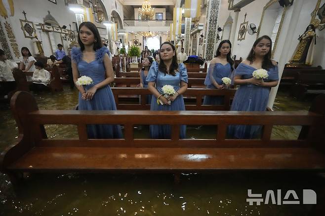 [말로로스=AP/뉴시스]    Les demoiselles d'honneur ont participé au mariage tenu à l'église Maloros Barassain à Bulacan, aux Philippines, le 22e. 2025.07.23.