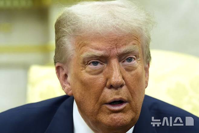 [워싱턴=AP/뉴시스]도널드 트럼프 미국 대통령이 22일(현지 시간) 백악관 집무실에서 페르디난드 마르코스 주니어 필리핀 대통령과 회담하며 취재진에 발언하고 있다. 2025.07.23.