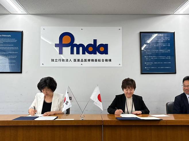 [서울=뉴시스] 이남희 식약처 의료기기안전국장(왼쪽), 노무라 유미코 일본 후생노동성 의료기기심사관리과장, 이시이 켄스케 일본 의약품의료기기종합기구(PMDA) 의료기기심사부 국장(오른쪽)이 협약서에 서명을 하고 있다. (사진=식약처 제공) 2025.07.23. photo@newsis.com *재판매 및 DB 금지