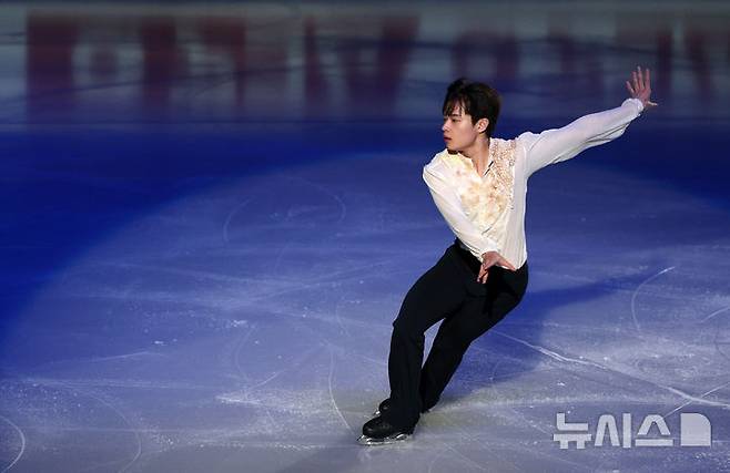 [서울=뉴시스] 고범준 기자 = 남자 싱글 김현겸이 23일 오후 서울 양천구 목동 아이스링크에서 열린 2025 ISU 4대륙 피겨 선수권대회 갈라쇼에서 화려한 무대를 선보이고 있다. 2025.02.23. bjko@newsis.com