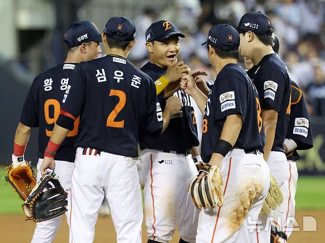 [서울=뉴시스] 홍효식 기자 = 22일 서울 송파구 잠실야구장에서 열린 2025 KBO리그 한화 이글스와 두산 베어스의 경기, 2-1로 승리한 한화 선수들이 기뻐하고 있다.이번 승리로 한화는 단일 시즌 두 번째 10연승을 달성하며, 구단 최초 기록을 세웠다. 2025.07.22. yesphoto@newsis.com