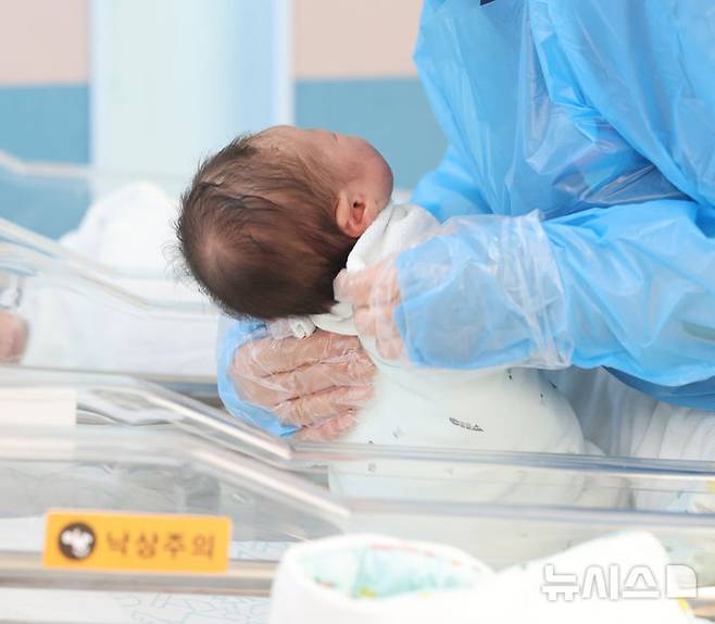 [고양=뉴시스] 전진환 기자 = 경기도 고양시 CHA의과학대학교 일산차병원 신생아실에서 간호사가 신생아들을 돌보고 있다. 있다. 2025.05.28.  amin2@newsis.com