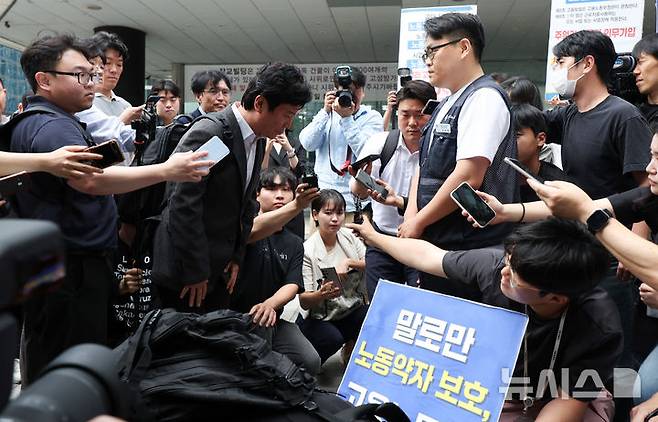 [서울=뉴시스] 김선웅 기자 = 김영훈 고용노동부 장관 후보자가 지난달 24일 서울 중구 서울지방고용노동청에 마련된 인사청문회 준비 사무실로 출근하며 인근에서 집회 중인 금속노조 김정봉 금속노조 서울지부 동부지역 부지회장 등 주얼리 노동조합원들과 만나 의견을 청취하고 있다. 2025.06.24. mangusta@newsis.com