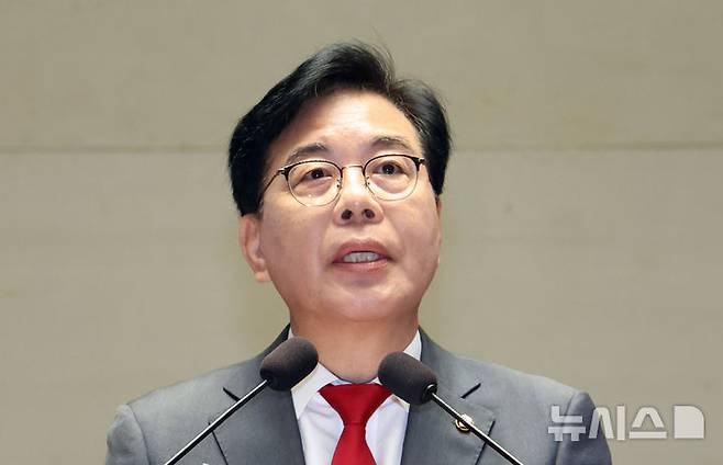 [서울=뉴시스] 김금보 기자 = 송언석 국민의힘 비상대책위원장 겸 원내대표가 23일 서울 여의도 국회에서 열린 의원총회에서 발언을 하고 있다. 2025.07.23. kgb@newsis.com
