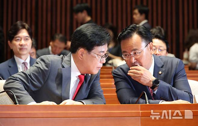 [서울=뉴시스] 김금보 기자 = 송언석 국민의힘 비상대책위원장 겸 원내대표와 유상범 원내수석부대표가 23일 서울 여의도 국회에서 열린 의원총회에서 논의 하고 있다. 2025.07.23. kgb@newsis.com