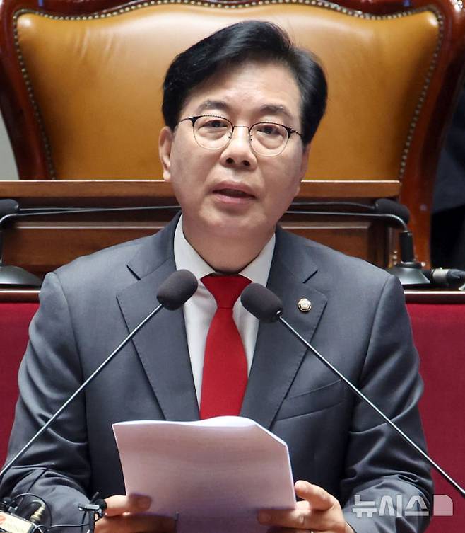 [서울=뉴시스] 김금보 기자 = 송언석 국민의힘 비상대책위원장 겸 원내대표가 23일 서울 여의도 국회에서 열린 의원총회에서 발언을 하고 있다. 2025.07.23. kgb@newsis.com