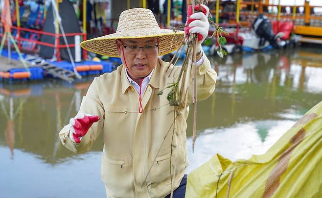 [목포=뉴시스]목포시장권한대행 조석훈 부시장이 22일 오후 목포 평화광장에서 해상으로 밀려든 쓰레기를 수거하고 있다. (사진=목포시 제공) 2025.07.23. photo@newsis.com *재판매 및 DB 금지