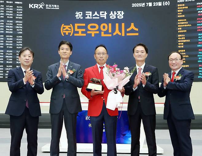 [서울=뉴시스] 한국거래소 코스닥시장본부는 23일 오전 서울 여의도 한국거래소 서울사옥 홍보관에서 초박형 강화유리(UTG)를 개발·공급하는 도우인시스의 코스닥시장 상장기념식을 개최했다. 왼쪽부터 유도석 한국IR협의회 상무, 민경욱 한국거래소 코스닥시장본부장, 옥경석 도우인시스 대표이사, 엄주성 키움증권 대표이사, 강왕락 코스닥협회 부회장이 기념촬영 하고 있다. (사진=한국거래소 제공) 2025.07.23. photo@newsis.com *재판매 및 DB 금지