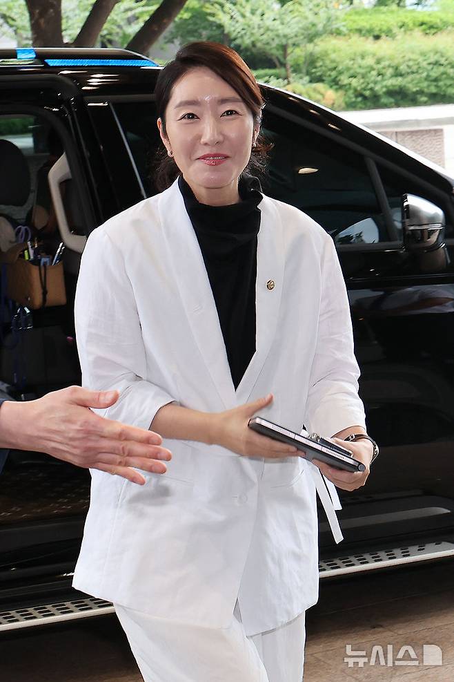 [서울=뉴시스] 조성우 기자 = 강선우 여성가족부 장관 후보자가 26일 오후 서울 종로구 이마빌딩에 마련된 인사청문회 준비 사무실에 출근하고 있다. 2025.06.26. xconfind@newsis.com