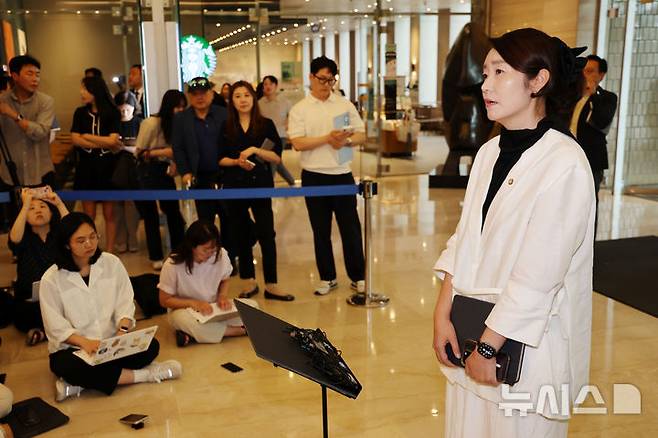 [서울=뉴시스] 조성우 기자 = 강선우 여성가족부 장관 후보자가 26일 오후 서울 종로구 이마빌딩에 마련된 인사청문회 준비 사무실에 출근하며 소감을 말하고 있다. 2025.06.26. xconfind@newsis.com