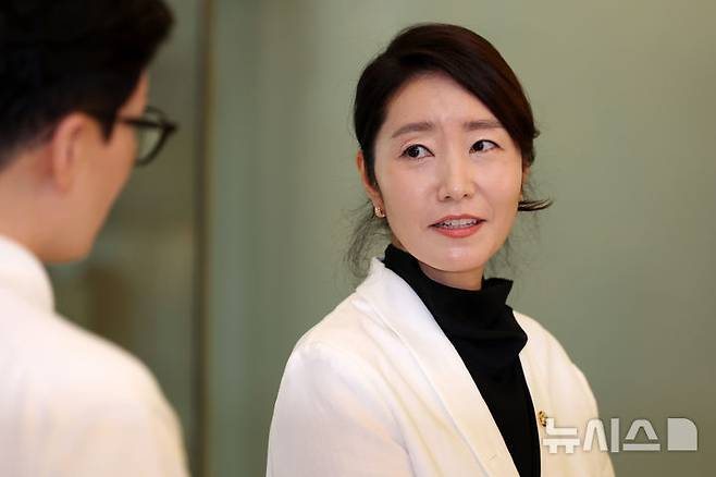 [서울=뉴시스] 조성우 기자 = 강선우 여성가족부 장관 후보자가 26일 오후 서울 종로구 이마빌딩에 마련된 인사청문회 준비 사무실에 출근하며 취재진 질문에 답변하고 있다. 2025.06.26. xconfind@newsis.com