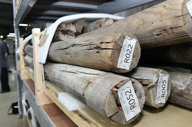 [파주=뉴시스] 23일 경기 파주시 전통건축수리기술진흥재단 수장고에 공개된 관월당 해체 부재 (사진=국가유산청 제공) 2025..07.23. photo@newsis.com  *재판매 및 DB 금지