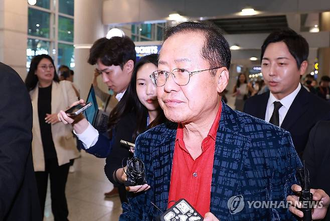 (영종도=연합뉴스) 신현우 기자 = 홍준표 전 대구시장이 17일 인천국제공항 제1여객터미널을 통해 귀국, 취재진과 인터뷰를 마친 뒤 이동하고 있다. 홍 전 시장은 지난 4월 국민의힘 대선 후보 경선에서 패배한 뒤 탈당하고 미국 하와이에 머물렀다. 2025.6.17 nowwego@yna.co.kr 연합뉴스