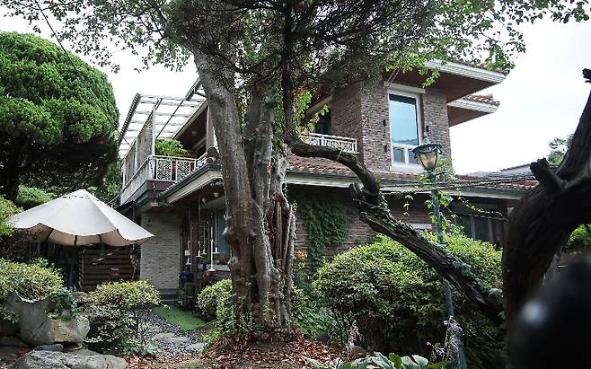 압수수색 중인 '건진법사' 법당     (서울=연합뉴스) 이진욱 기자 = 김건희 여사 관련 의혹들을 수사하는 민중기 특별검사팀이 15일 서울 강남구 역삼동 건진법사 전성배 씨의 법당에 대한 압수수색에 나섰다. 사진은 압수 수색 중인 법당의 모습. 2025.7.15 [공동취재]     cityboy@yna.co.kr (끝)   <저작권자(c) 연합뉴스, 무단 전재-재배포, AI 학습 및 활용 금지> 연합뉴스