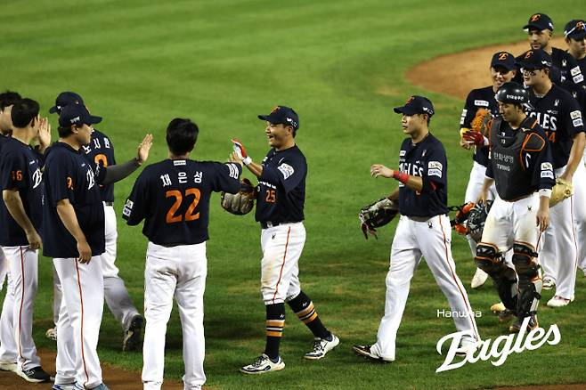 한화 선수들이 22일 두산과 원정에서 승리한 뒤 세리머니하고 있다. 한화 이글스