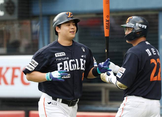 22일 서울 잠실야구장에서 열린 프로야구 2025 신한 SOL 뱅크 KBO 리그 두산 베어스와 한화 이글스 경기, 2회초 무사 한화 이글스 노시환이 솔로 홈런을 친 뒤 더그아웃으로 향하고 있다. 연합뉴스