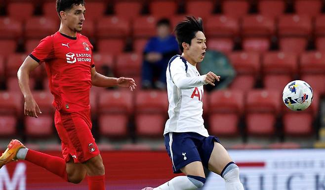 토트넘 유니폼을 입고 U-21팀 경기에 출전한 양민혁(사진 오른쪽). 토트넘 홈페이지 캡처