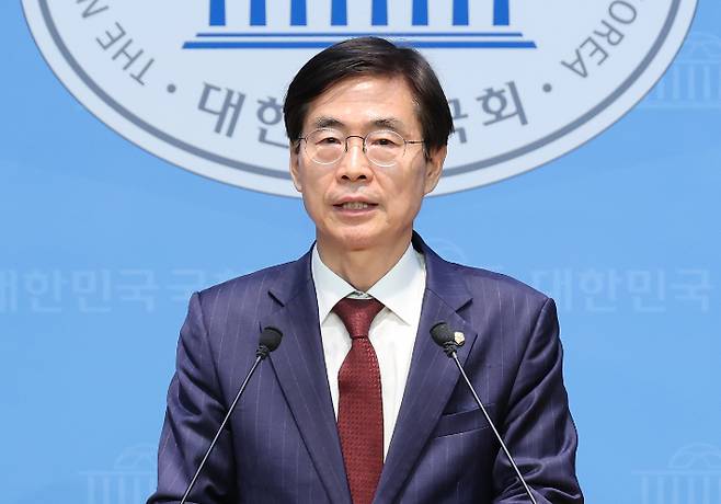 국민의힘 조경태 의원이 23일 서울 여의도 국회 소통관에서 혁신후보 단일화 촉구 등 현안 관련 기자회견을 하고 있다. 연합뉴스