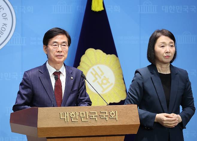 기자회견하는 조경태 의원. 연합뉴스