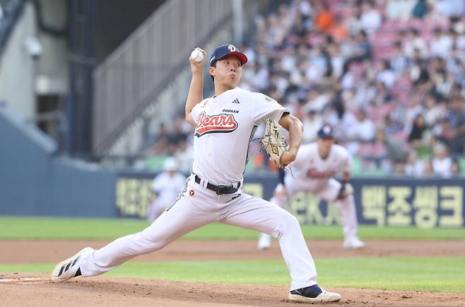 두산 우완 선발 최민석이 23일 한화를 상대로 선발 등판해 역투하고 있다. 두산 베어스