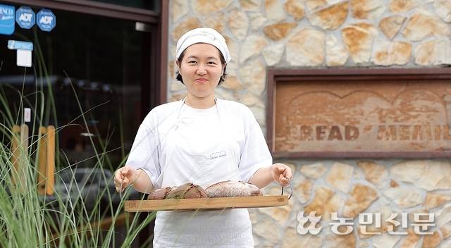 최효주 브레드메밀 대표가 메밀빵을 들고 환히 미소 짓고 있다.