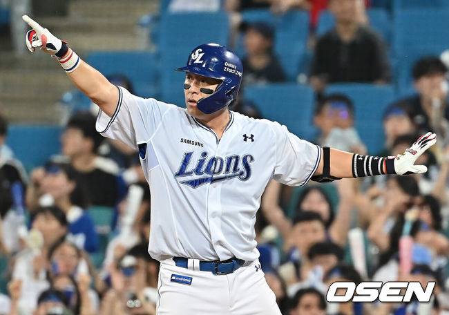 [OSEN=대구, 이석우 기자] 22일 대구삼성라이온즈파크에서 2025 신한 SOL 뱅크 KBO 리그 삼성 라이온즈와 SSG 랜더스의 경기가 열렸다. 홈팀 삼성은 원태인이, 방문팀 SSG는 화이트가 선발 출전했다. 삼성 라이온즈 강민호가 5회말 1사 1,2루 중견수 왼쪽 1타점 안타를 치고 세리머니를 하고 있다. 2025.07.22 / foto0307@osen.co.kr