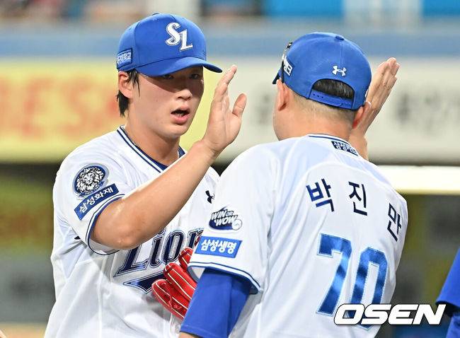 [OSEN=대구, 이석우 기자] 22일 대구삼성라이온즈파크에서 2025 신한 SOL 뱅크 KBO 리그 삼성 라이온즈와 SSG 랜더스의 경기가 열렸다. 홈팀 삼성은 원태인이, 방문팀 SSG는 화이트가 선발 출전했다. 삼성 라이온즈 이호성이 7-5로 SSG 랜더스에 승리한 후 박진만 감독과 하이파이브를 하고 있다. 2025.07.22 / foto0307@osen.co.kr