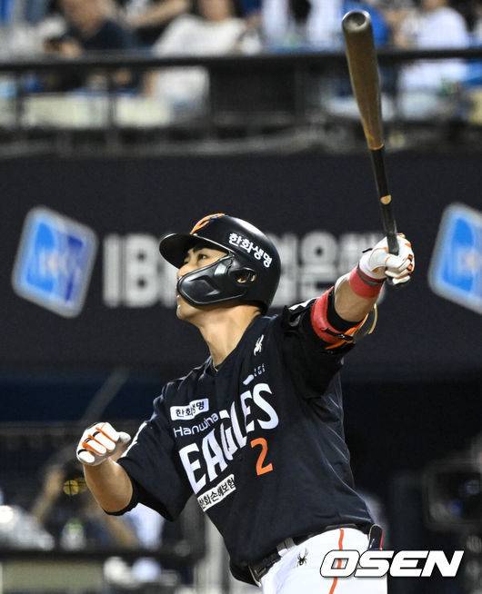 [OSEN=잠실, 조은정 기자]22일 오후 서울 잠실야구장에서 2025 신한 SOL Bank KBO리그 두산 베어스와 한화 이글스의 경기가 열렸다.이날 두산은 잭로그, 한화는 문동주를 선발로 내세웠다.9회초 2사 한화 심우준이 솔로 홈런을 날리고 있다. 2025.07.22 /cej@osen.co.kr