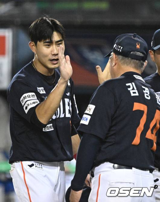 [OSEN=잠실, 조은정 기자]‘절대 1강’ 한화가 시즌 두 번째 10연승을 해내며 1985년&nbsp;삼성 라이온즈를 소환했다.&nbsp;프로야구 한화 이글스는 22일 서울 잠실구장에서 열린 2025 신한 SOL뱅크 KBO리그 두산 베어스와의 시즌 10차전에서 2-1로 승리했다.&nbsp;심우준이 김경문 감독과 승리를 기뻐하고 있다. 2025.07.22
