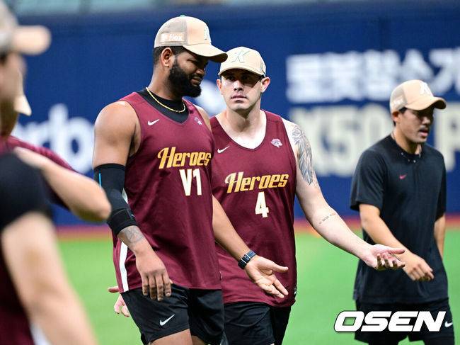 [OSEN=고척, 최규한 기자] 22일 오후 서울 고척스카이돔에서 ‘2025 신한 SOL Bank KBO리그’ 키움 히어로즈와 롯데 자이언츠의 경기가 열린다.홈팀 키움은 라클란 웰스, 방문팀 롯데는 나균안을 선발로 내세운다.경기를 앞두고 키움 외국인 투수 라울 알칸타라와 외국인 타자 루벤 카디네스가 웜업을 펼치고 있다. 2025.07.22 / dreamer@osen.co.kr