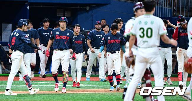 [OSEN=고척, 최규한 기자] 프로야구 키움 히어로즈가 롯데 자이언츠를 꺾고 승리했다. 설종진 감독대행이 첫 승리를 거뒀다.&nbsp;키움은&nbsp;22일 서울 고척 스카이돔에서 열린 2025 KBO리그 롯데와 경기에서 6-3으로 승리했다.&nbsp;임지열이 5타수 4안타(2루타 1개) 2도루 2타점 2득점으로 활약했다. 이주형이 결승타 포함 4타수 2안타 2타점, 최주환이 4타수 2안타 2타점을 기록했다.&nbsp;경기를 마치고 롯데 선수들이 팬들에게 인사하기 위해 그라운드로 나서고 있다. 2025.07.22 / dreamer@osen.co.kr