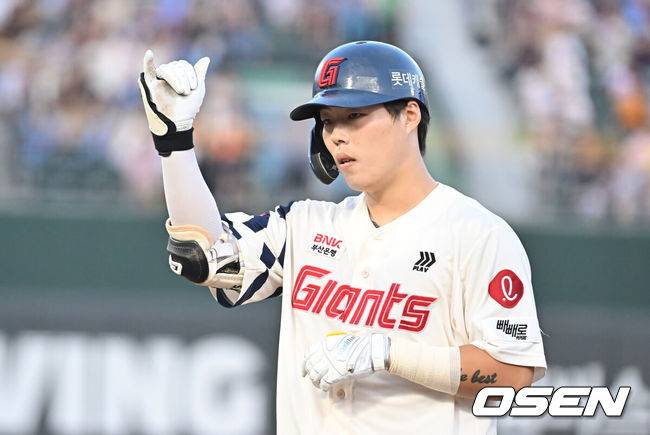 [OSEN=부산, 이석우 기자] 1일 부산 사직야구장에서 2025 신한 SOL 뱅크 KBO 리그 롯데 자이언츠와 LG 트윈스의 경기가 열렸다. 홈팀 롯데는 데이비슨이, 방문팀 LG는 에르난데스가 선발 출전했다. 롯데 자이언츠 고승민이 3회말 2사 1,2루 우익수 앞 1타점 안타를 히고 세리머니를 하고 있다. 2025.07.01 / foto0307@osen.co.kr