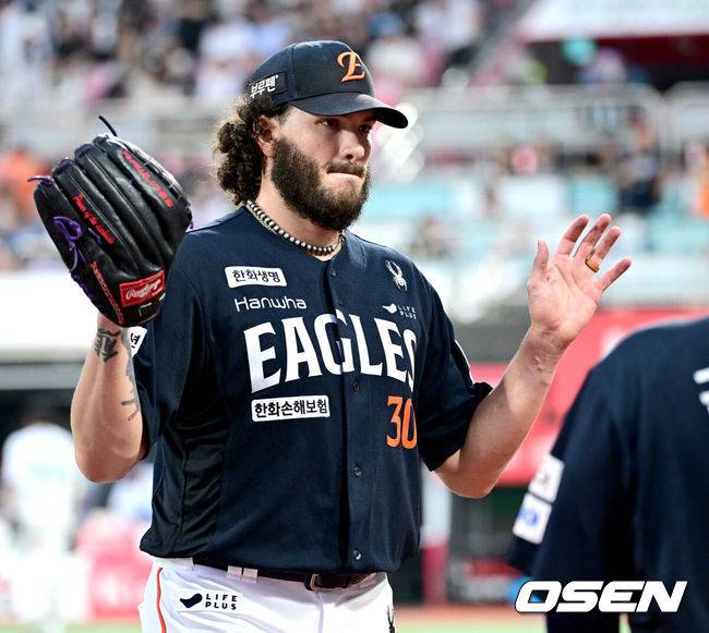 [OSEN=수원, 최규한 기자] 18일 수원 KT위즈파크에서 ‘2025 신한 SOL Bank KBO리그’ KT 위즈와 한화 이글스의 경기가 열렸다.홈팀 KT는 오원석, 방문팀 한화는 코디 폰세를 선발로 내세웠다.3회말 2사 1, 2루 상황 KT 김민혁을 삼진으로 이끌며 실점없이 이닝을 마무리지은 한화 선발 코디 폰세가 더그아웃으로 향하고 있다. 2025.07.18 / dreamer@osen.co.kr