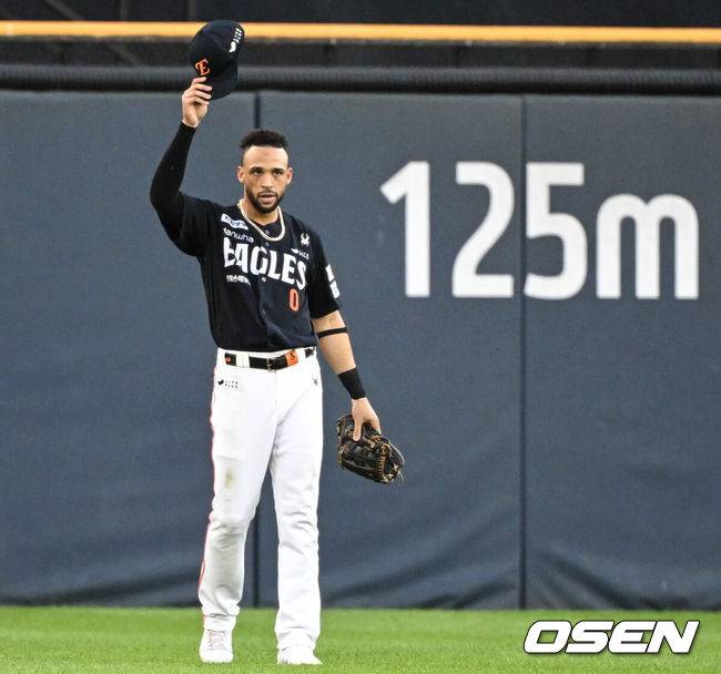 [OSEN=잠실, 조은정 기자]22일 오후 서울 잠실야구장에서 2025 신한 SOL Bank KBO리그 두산 베어스와 한화 이글스의 경기가 열렸다.이날 두산은 잭로그, 한화는 문동주를 선발로 내세웠다.3회말 1사 2루 한화 중견수 리베라토가 두산 오명진의 뜬공에 슈퍼캐치를 선보인 뒤 모자를 벗어 인사하고 있다. 2025.07.22 /cej@osen.co.kr