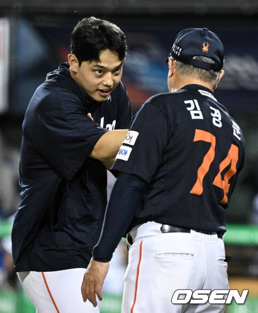 [OSEN=잠실, 조은정 기자]‘절대 1강’ 한화가 시즌 두 번째 10연승을 해내며 1985년&nbsp;삼성 라이온즈를 소환했다.&nbsp;프로야구 한화 이글스는 22일 서울 잠실구장에서 열린 2025 신한 SOL뱅크 KBO리그 두산 베어스와의 시즌 10차전에서 2-1로 승리했다.&nbsp;문동주가 김경문 감독과 승리를 기뻐하고 있다. 2025.07.22