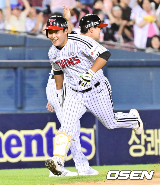 LG 박관우가 데뷔 홈런을 치고 3루를 돌고 있다./OSEN DB