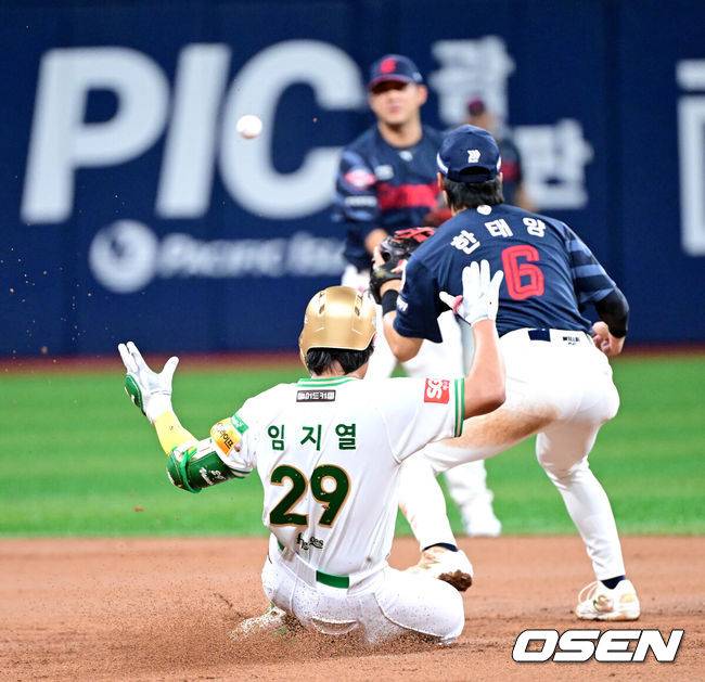 [OSEN=고척, 최규한 기자] 22일 오후 서울 고척스카이돔에서 ‘2025 신한 SOL Bank KBO리그’ 키움 히어로즈와 롯데 자이언츠의 경기가 열렸다.홈팀 키움은 라클란 웰스, 방문팀 롯데는 나균안을 선발로 내세웠다.1회말 1사 주자없는 상황 키움 임지열이 왼쪽 2루타를 날리고 2루에 슬라이딩 해 세이프되고 있다. 2025.07.22 / dreamer@osen.co.kr