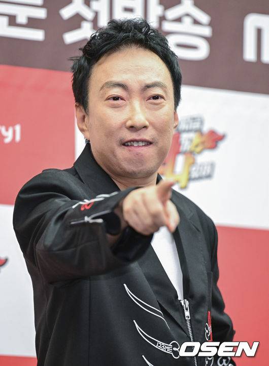 [OSEN=최규한 기자] 14일 오후 서울 상암동 스탠포드호텔에서 MBC에브리원∙라이프타임 새 예능 ‘나는 지금 화가 나있어’ 제작발표회가 열렸다.예능&nbsp;‘나는 지금 화가 나있어’(약칭 나화나)는 대한민국&nbsp;‘화’&nbsp;전문&nbsp;MC들이&nbsp;‘화(火)’제의 게스트를 초대해 그들의 화 유발 비밀 토크를 듣고 화풀이 노하우를 대방출하는&nbsp;‘대국민 화Free(프리)&nbsp;쇼’다.&nbsp;이경규,&nbsp;박명수,&nbsp;권율,&nbsp;덱스가 시청자들의 꽉 막힌&nbsp;‘화’를 대리 분출하며 통쾌한 사이다를 선사할 예정이다.방송인 박명수가 제작발표회에 참석해 포토타임을 하고 있다. 2023.08.14 / dreamer@osen.co.kr