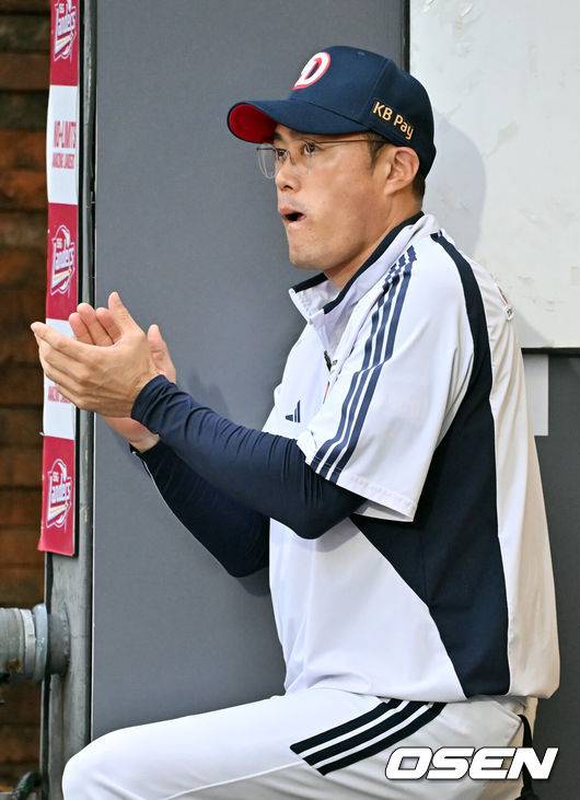 [OSEN=인천, 민경훈 기자] 19일 인천 SSG랜더스필드에서 ‘2025 신한 SOL Bank KBO리그’ SSG 랜더스와 두산 베어스의 경기가 열렸다.SSG는 드류 앤더슨, 두산은 콜어빈은 선발로 내세웠다.덕아웃에서 두산 조성환 감독 대행이 박수를 치고 있다. 2025.07.19