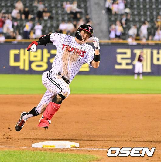 [OSEN=잠실, 박준형 기자] 9일 오후 서울 잠실구장에서 ‘2025 신한 SOL BANK KBO리그’ LG 트윈스와 키움 히어로즈의 경기가 진행됐다.이날 경기에서 LG는 손주영을, 키움은 정현우를 선발투수로 내세웠다. 7회말 1사 1,2루 LG 박해민이 인사이드파크 홈런을 날린뒤 홈으로 전력 질주 하고 있다. 2025.07.09 /  soul1014@osen.co.kr