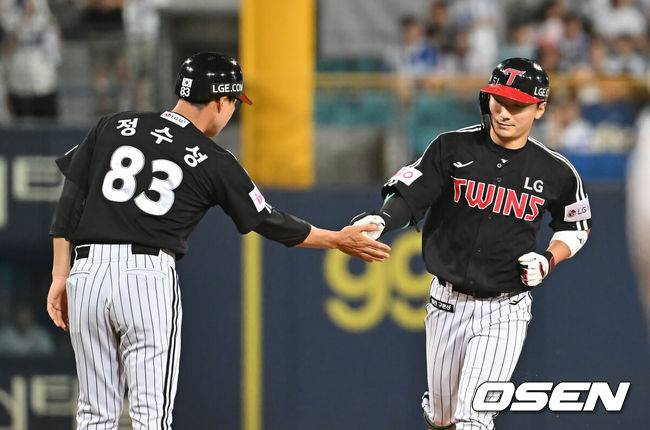 [OSEN=대구, 이석우 기자] 4일 대구삼성라이온즈파크에서 2025 신한 SOL 뱅크 KBO 리그 삼성 라이온즈와 LG 트윈스의 경기가 열렸다. 홈팀 삼성은 이승현이, 방문팀 LG는 송승기가 선발 출전했다. LG 트윈스 신민재가 9회초 1사 삼성 라이온즈 이승현의 노히트 노런 기록을 깨는 홈런을 치고 하이파이브를 하고 있다. 2025.07.04 / foto0307@osen.co.kr