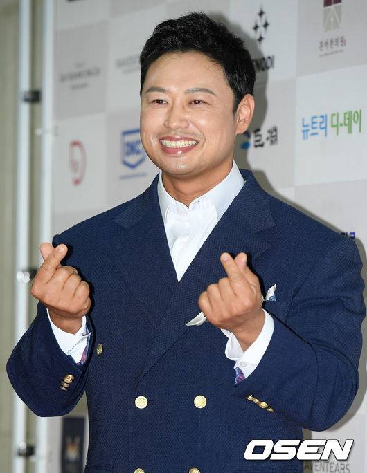 [OSEN=조은정 기자] 20일 오후 서울 강남구 서울 라마다 호텔에서 제9회&nbsp;대한민국예술문화인대상 포토월 행사가 열렸다.트레이너 양치승이 레드카펫을 밟으며 포즈를 취하고 있다. /cej@osen.co.kr