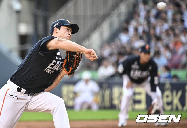 [OSEN=잠실, 조은정 기자]23일 오후 서울 잠실야구장에서 2025 신한 SOL Bank KBO리그 두산 베어스와 한화 이글스의 경기가 열렸다.이날 두산은 최민석, 한화는 황준서를 선발로 내세웠다.2회말 한화 엄상백이 역투하고 있다. 2025.07.23
